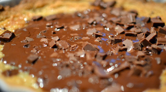 Chokolade smelter på tærtebunden