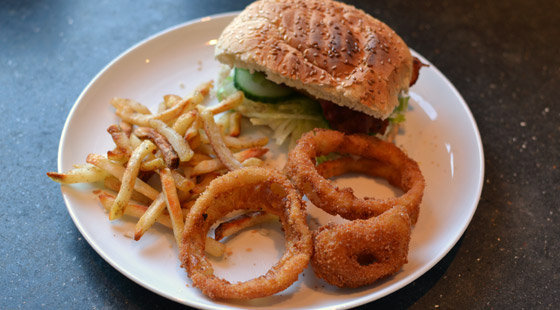 Dybstegte onion rings til burger