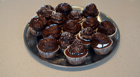 Fad med lækre muffins med flødeboller ovenpå