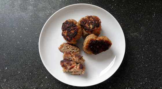 Frikadeller med Chili, Gulerod & Soltørede Tomater opskrift