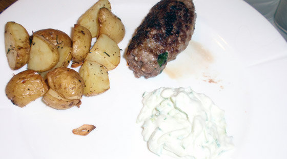 Græske Frikadeller med Kartofler & Tzatziki