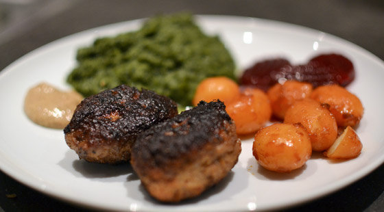 Julefrikadeller med Grønlangkål & Ristet Rugbrød