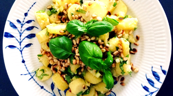 Kold Kartoffelsalat med Parmesan & Pinjekerner opskrift