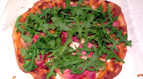 Lynhurtig Pizza med Serranoskinke & Rucola opskrift