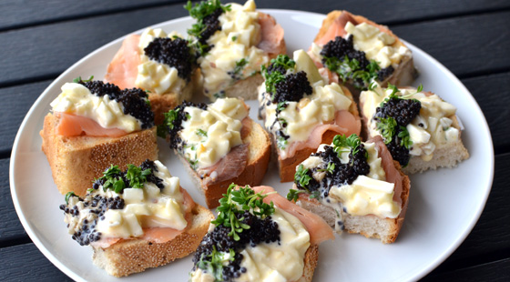 Ristet Toastbrød med Laks & Æble-æggecreme opskrift