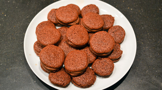 Tallerkenfuld macarons med chokolade