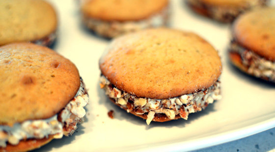 Whoopie Pies med Banan & Nødder opskrift